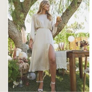 ASTR The Label | NWT Classiccore Marin Dolman Sleeve Midi Dress in Champagne, L